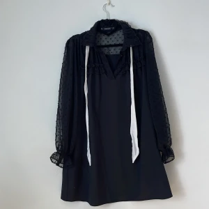 Zara klänning  - Svart klänning köpt från Zara som använts bara en gång och är i nyskick 