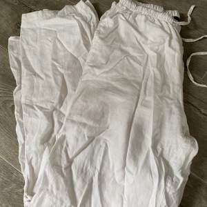 Vita linnebyxor från Gina tricot, aldrig andvända men tvättade en gång. Bara att fråga om du vill se fler bilder. 🩷