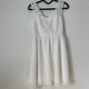 Studentklänning  - Säljer min Chiara Forthi studentklänning som använts bar på studenten. Köpt feån Bubbleroom och är slutsålt på webbsidan!