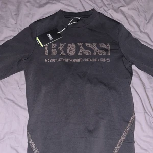 Hugo boss sweatshirt  - Hej, säljer denna väldigt gamla och sällsynta hugo boss tröja i storlek xs, den är helt oanvänd, köpt för nåt år sen för 1500