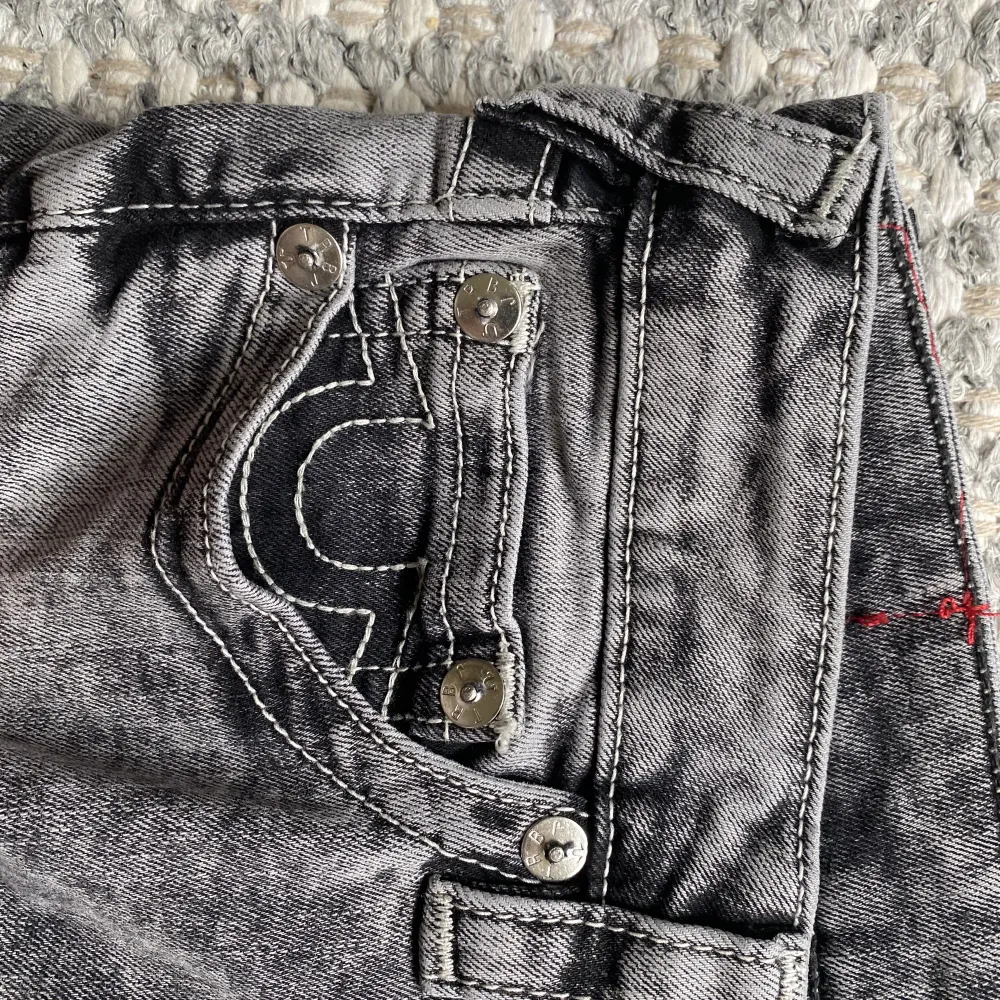 Nya true religion jeans med prislapparna kvar. Säljer de eftersom jag köpte alldeles förstor storlek. Storlek 30 i midjan. De är i modellen billie och är Mid Rise. Orginalpris 2372. Om du har frågor eller vill ha fler bilder är det bara att skriva💕. Jeans & Byxor.