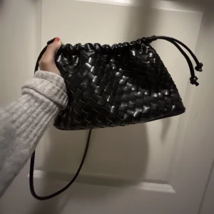 Clutch bag - Säljer denna jätte fina helt oanvända clutch bag som kan användas både med och utan band! Den är i jätte bra skick! Med platt botten som inte syns på bild! Kan även tänka mig gå ner i pris via snabbaffär 
