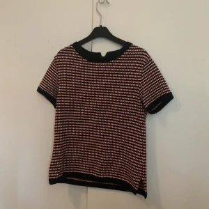 Zara stickad kortärmad💓 - En stickad t shirt från Zara i jättefin färg och mönster💓 