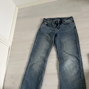Arrow Jeans från weekday - Jeans från weekday. Nyskick aldrig använda. Midjemått 24 längd 32