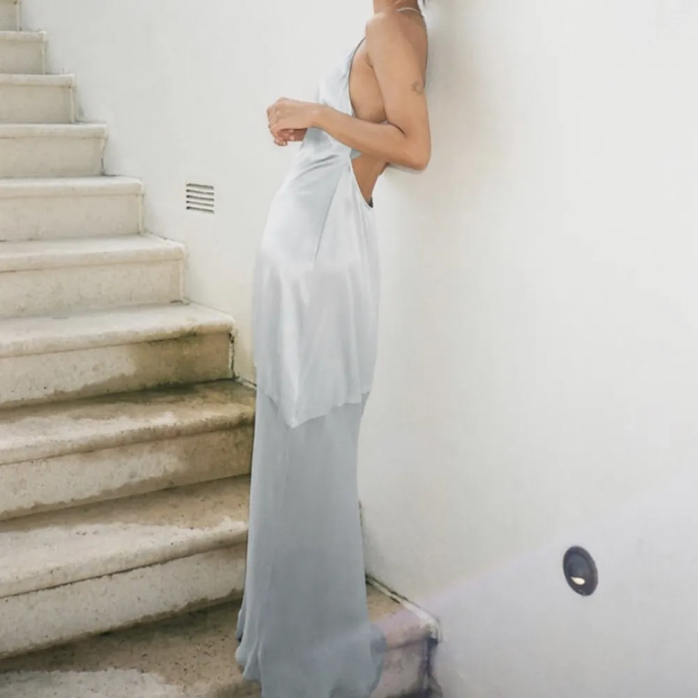 Såå fin slutsåld balklänning från Zara med öppen rygg 💕 Skimrande siden upptill och mesh nertill! Endast använd en gång 💕. Klänningar.