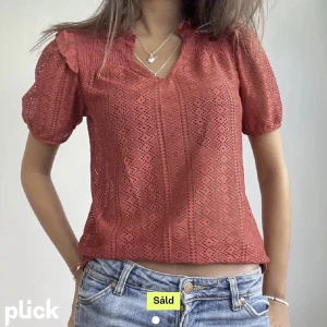 Söt blus  - Super söt blus, köpt här på Plick. Lånad bild från tidigare säljare. 🥰 