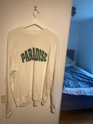 Vit Sweatshirt - Säljer nu en riktigt snygg sweatshirt! Skicket är som nytt och den är knappt använd. Pris kan förhandlas vid snabb affär!