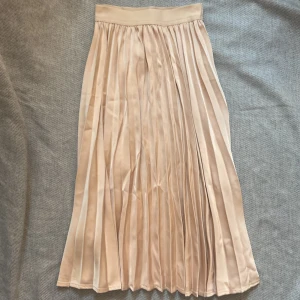 Kjol - En jätte fin medellång kjol från märket grunt! Det är barnstorlek S och väldigt liten i midjan. Säljer pga för liten är i nyskick och använd bara en gång💕