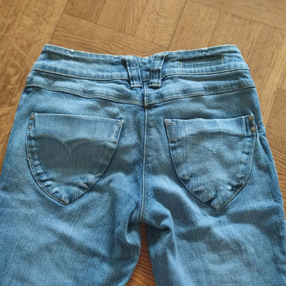 Lågmidjade jeans från vero moda i modellen breeze jeans. De är lite utsvängda vid benen och de är lite korta för mig som är 157cm. Så skulle nog passa perfekt för de som är kortare än mig. Storleken är 36/34 men passar även mig som normalt har 32/34. Jeans & Byxor.