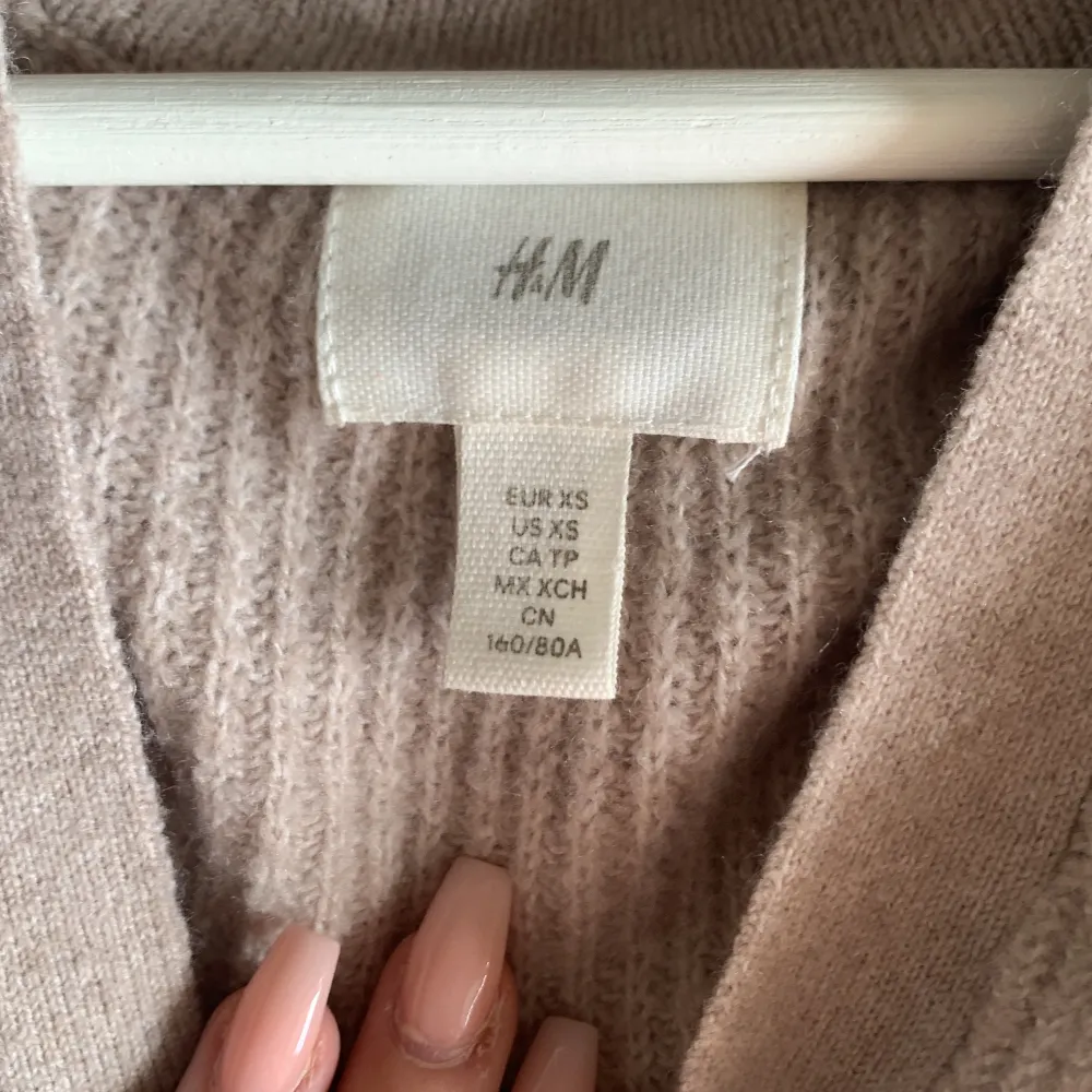 En beige stickad tröja från H&M. Jättefint skick då jag nästan aldrig använt den. Storlek XS!. Stickat.