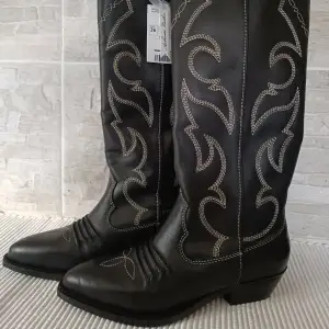 Nya och oanvända Boots i äkta läder - Följer med original kartong - Nypris 2600 kr - Fler bilder kan skickas - Köpare står för frakt - Använder swish