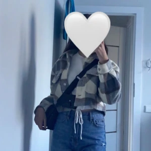 Höst/vår jacka  - Knappt använd kort höstjacka från berska den håller värmer bra under hösten🫶🏼