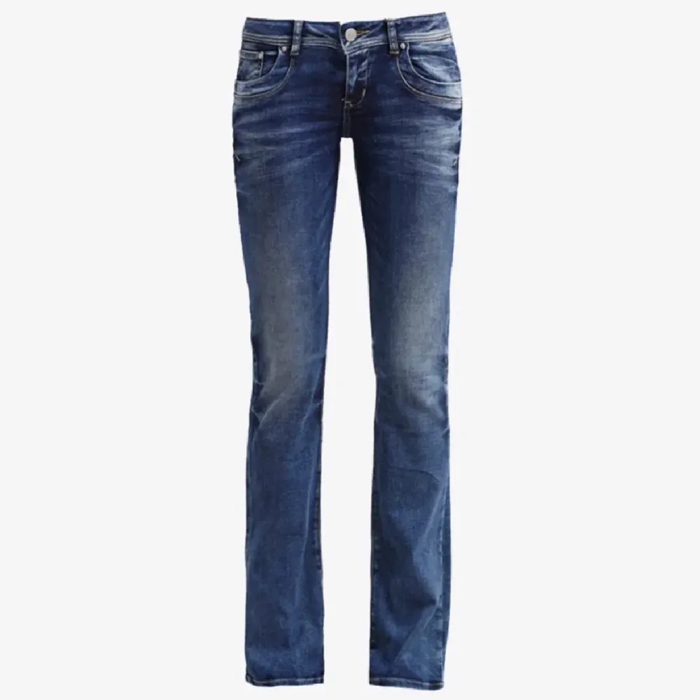 Säljer mina blåa ltb jeans i storlek 24/32. Nypris 699kr🩷. Jeans & Byxor.