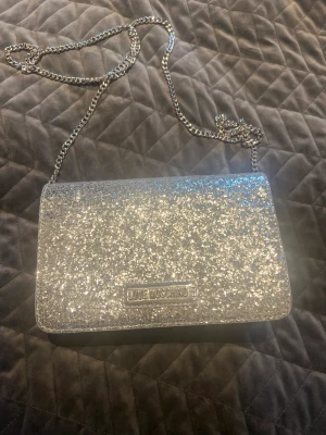 Love moschino silverväska - Snygg handväska i silver/ glitter med silverskedja  Bra skick- använd 1 gång 