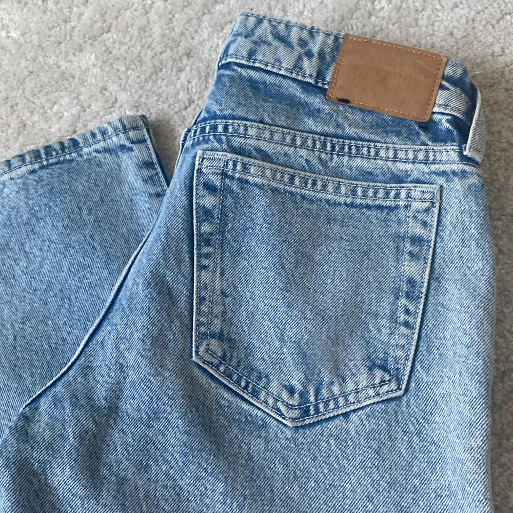 Säljer dessa ursnygga Low waist jeans från weekday i jättebra skick! Säljer pågrund av för små för mig. Modellen är arrow och är helt slutsålda online i alla storlekar. Nypris ca 600kr Använda fåtal gånger och är i toppenskick. Jeans & Byxor.