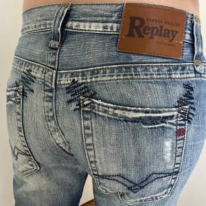 Snygga lågmidjade replay jeans som tyvärr är för stora för mig 💗Står 29x32 men skulle säga att de är en aningen större än det! 🙌🙌 Skriv vid frågor