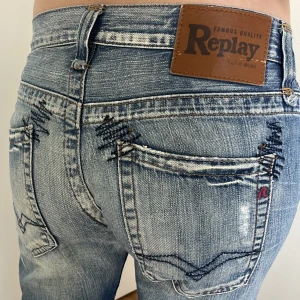 Lågmidjade Replay jeans - Snygga lågmidjade replay jeans som tyvärr är för stora för mig 💗Står 29x32 men skulle säga att de är en aningen större än det! 🙌🙌 Skriv vid frågor