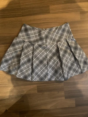 Kjol - Aldrig använd Endast swish  Kontakta mig om du är intresserad 