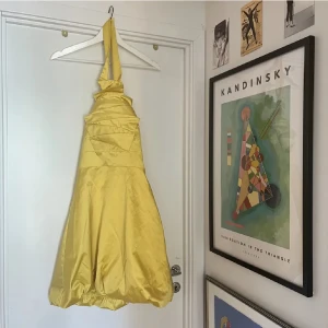 Karen millen  - Karen millen klänning i strl 38. Superfin  men tyvärr för stor för mig. Den gula färgen är som bells klänning i skönheten och odjuret så drömmig. Den är öppen i ryggen och knäpps vid nacken med två hyskor, finns två olika lägen. 💛🍋🙌🏼
