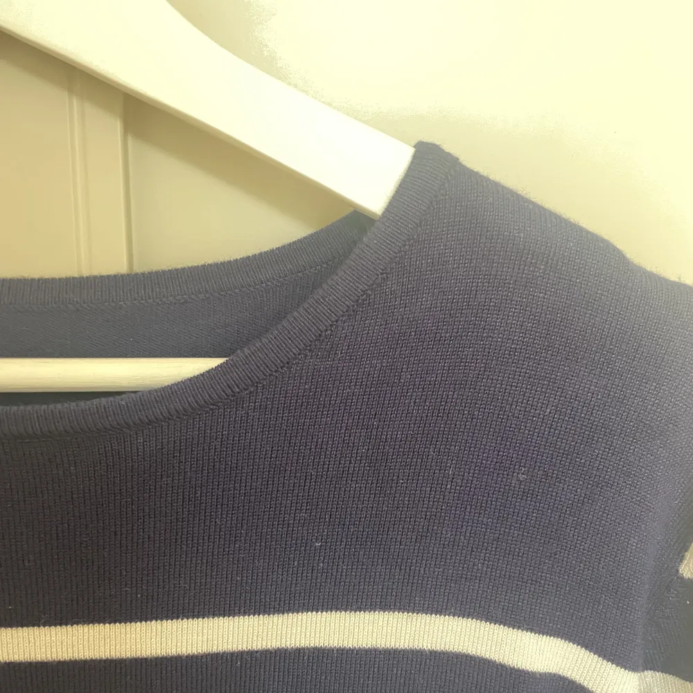 Fin mörkblå stickad tröja, aldrig använd. skriv för bilder med den på osv❤️. Tröjor & Koftor.