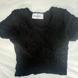 Groppad top  - Jätte fin topp i spets, jätte skönt och fint material med detaljer. Säljer då den inte kommer till användning. Skriv för fler bilder så löser jag! Står ej storlek men passar mellan xs-m då materialet är stretchigt. 