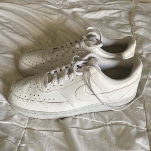 Nike court vision low / air force 1 - Säljer ett par nästan oanvända Nike court vision low, vilket är Nike modell som är väldigt lik den populära air force 1. Skorna är i väldigt gott skick förutom lite smuts som enkelt går att tvätta bort