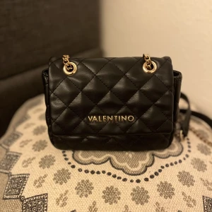 Valentino väska - En ÄKTA valentino väska från Zalando i fint skick!! 