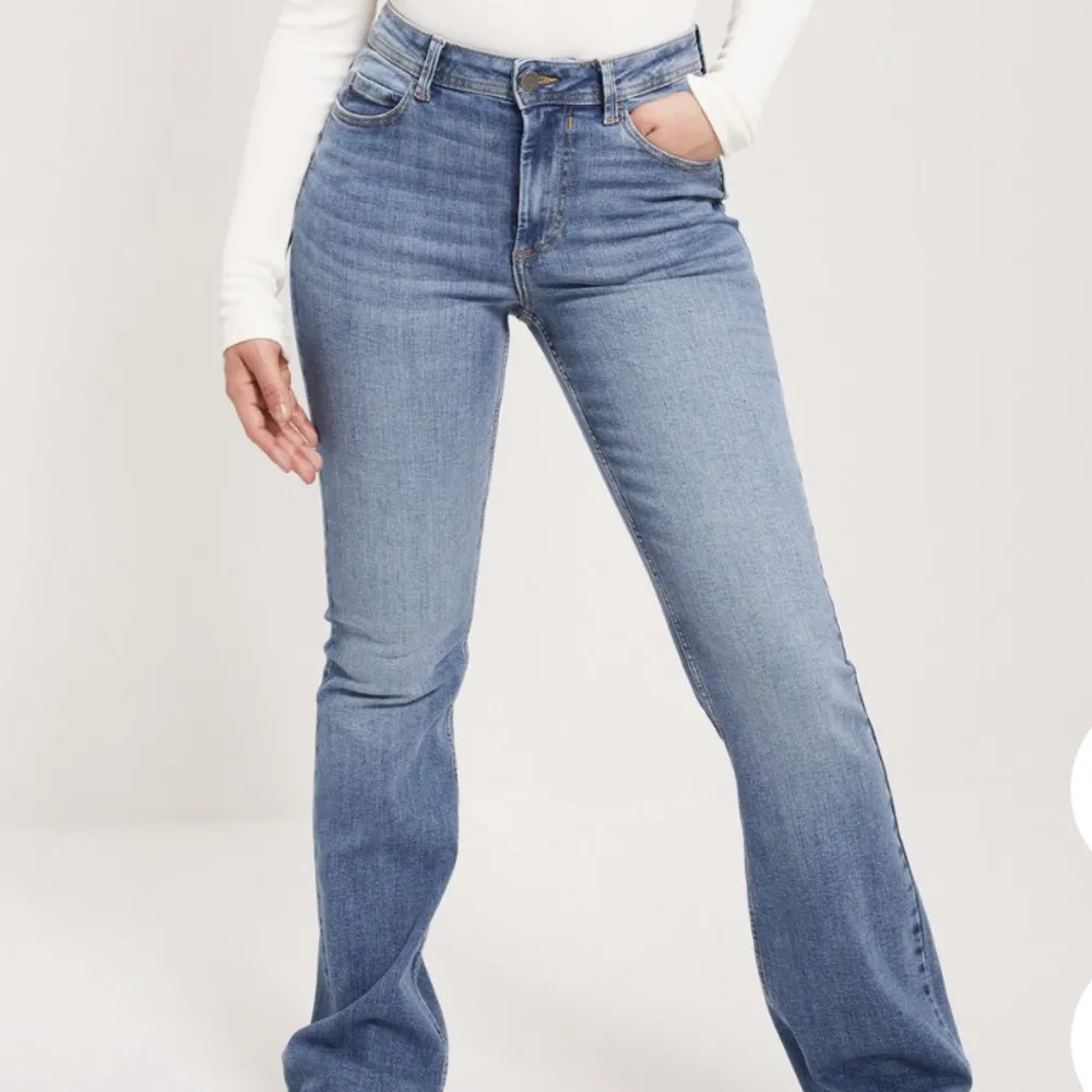Flared jeans från Nelly i strl W26 L30. De är fransiga längst ner då jag klippt de ca 5 cm kortare😊 Passar någon mellan 150-155 cm då de fortfarande är för långa för mig❤️ Nyskick!! Säljer då de blivit för stora. Hör av er vid frågor etc . Jeans & Byxor.