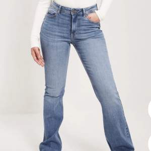 Flared jeans från Nelly i strl W26 L30. De är fransiga längst ner då jag klippt de ca 5 cm kortare😊 Passar någon mellan 150-155 cm då de fortfarande är för långa för mig❤️ Nyskick!! Säljer då de blivit för stora. Hör av er vid frågor etc 