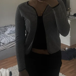 kofta - så fin oanvänd kofta 💗💖💓 passar perfekt till både tubtopp elelr linne under !! 