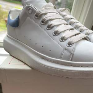 Säljer ett par Alexander mcqueen skor, använda några gånger 8/10 skick, färg ljusblå.