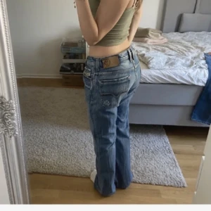 Vintage jeans - Lågmidjade vintage jeans i stl 40 men skulle säga att de passar någon runt stl 36-38 då de är små i storleken🫶🏼