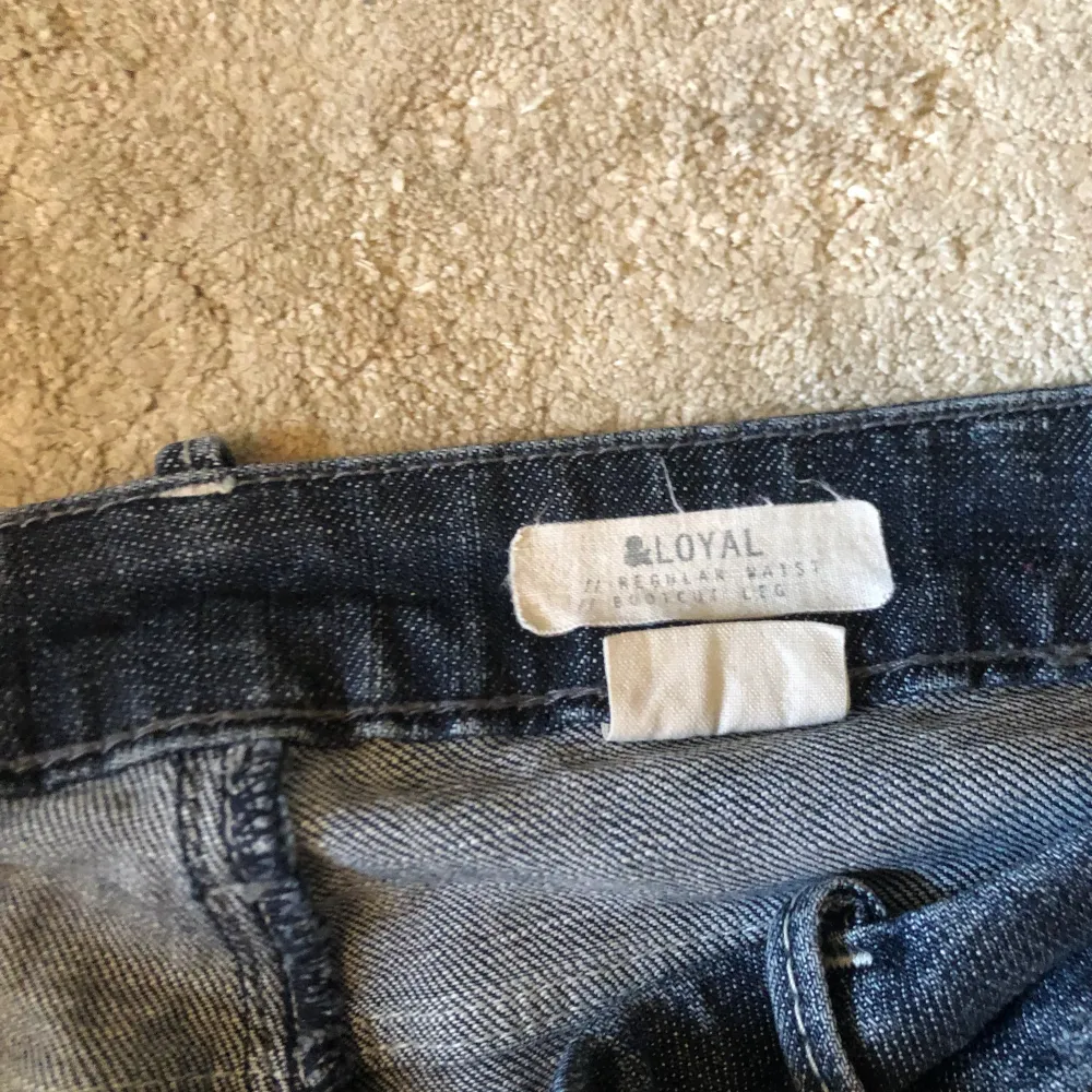 Bootcut jeans me fina fickor o så fin passform fått så många komplimanger av dessa men är tvungen att sälja pga behov av pengar:(🥰. Farkut & Housut.
