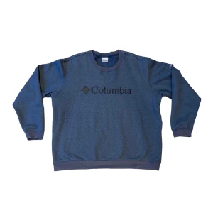 Columbia Tröja Blå - Skön blå Tröja som har en retrokänsla och kommer passa bra om man har en gorp-core stil. Väldigt skönt mjukt material som jag älskar. Inga märkbara brister, har inte hittat något själv.