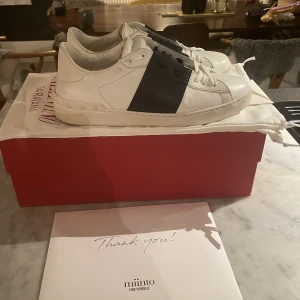 Valentino Open Sneaker - Säljer mina Valentino Open Sneaker då dem inte kommer till användning. Inköpta från Miinto, digitalt och fysiskt kvitto finns. Allt OG kommer med, box dustbags, kuvert osv. Skicket är 8/10 (finns nån skavank, fråga om bild)