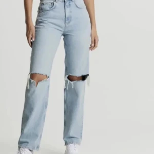 Jeans - Säljer Gina tricots 90s jeans i nyskick strlk 36 