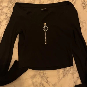 Topp med dragkedja  - Svart kort top med dragkedja från Even&odd. Den ser fortfarande väldigt fräsch ut