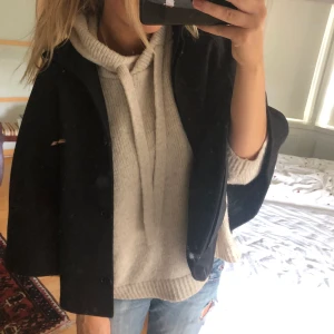 Svart kappa - Så najs svart poncho kappa🖤🖤