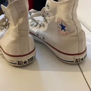 Ett par vita converse skor i fint har ej testat tvätta de så de går säkert att få lite mer vita igen väldigt enkelt