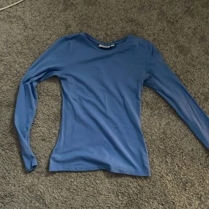 Blå figursydd tröja - Knappt använd. Vanlig blå figursydd tröja ifrån Khappal i storlek XS. Mjuk i materialet. Frakten diskuteras privat.