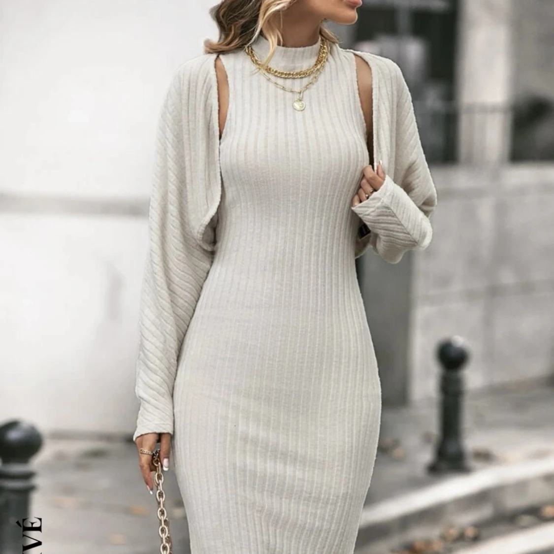 Beige ribbad klänning med kofta  - 90