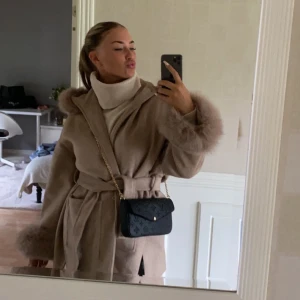 Vinter kappa  - Säljer min jätte fina kappa från hollies, äkta päls 50% ull 50% polyester. Köpt för runt 3000 kr  Storlek 34/36 men den är oversize så den skulle även passa 38/40 vilket jag vanligtvis har.