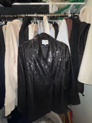 Glittrig blazer - Använd 1 gång, i princip nyskick! Jättefin glittrig blazer från NAKD, i storlek 36 😄