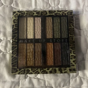 Ögonskugga Make Up Store - Ögonskugspallett från Make Up Store. Nypris ca 700kr . Säljer för 120. Den är dock andvänd på dom färgerna längst åt höger den vit aktiga och den guldiga men resten är helt orörd. 