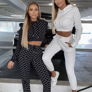 Mjukisset - Mjukisset från Odolls. Byxorna är Storlek 34 och tröjan 36 men den passar som en 34. Använt bara en gång, inga skavanker 