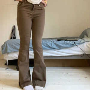 Bershka flare jeans  - Jätte snygga bruna bootcut/flare jeans från bershka! Sitter snyggt och är bekväma. Storlek 34, jag är 165 cm lång. Köpta för 399kr. Nyskick, läs bio, köparen betalar för frakten. Tryck gärna på köp nu💕 