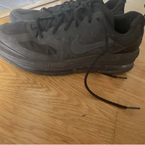 Nike air Max skor  - Helt okej skick använda 3-6 månader. Inga större skador. Skick 7.7/10. Skriv för frågor 
