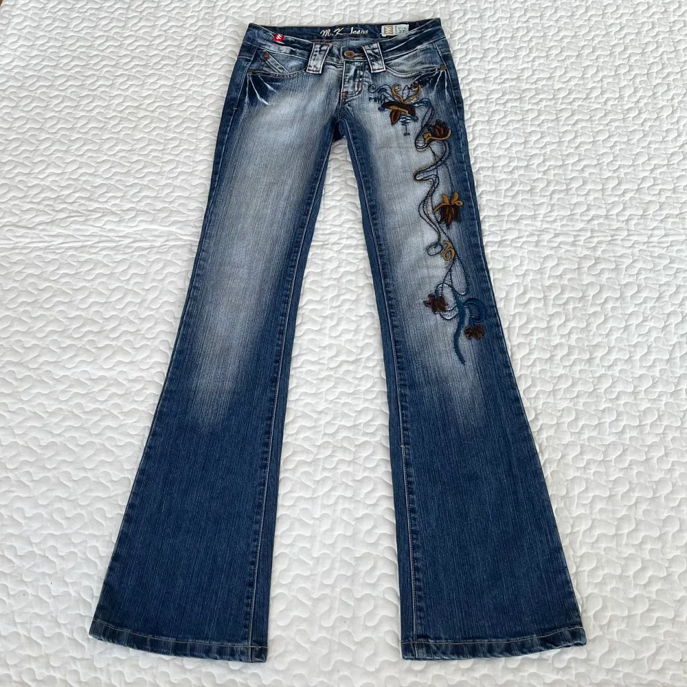 Lågmidjade vintage jeans med broderade detaljer i storlek W27, midjemått: 79cm beninnerlängd: 86cm 💞. Jeans & Byxor.