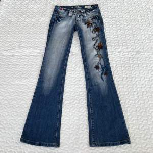 Lågmidjade vintage jeans med broderade detaljer i storlek W27, midjemått: 79cm beninnerlängd: 86cm 💞