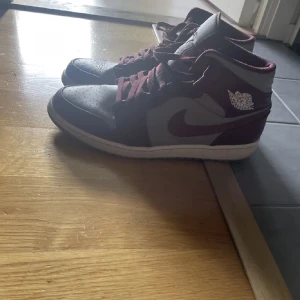 Nike Jordan 1 - Mina gammla skor använda 3 månader fint skick 8.8/10. Skriv till mig för frågor.